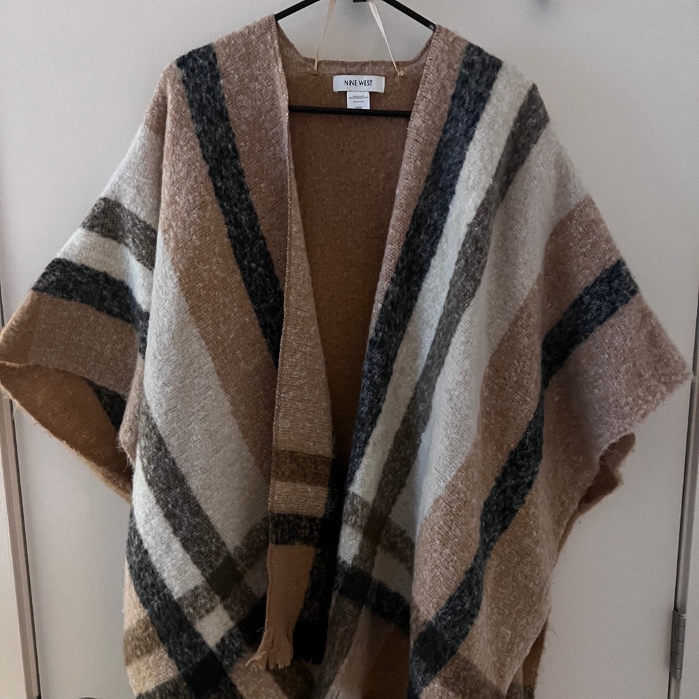 🌟 Nine West One-Size Shrug - Chic & Versatile!